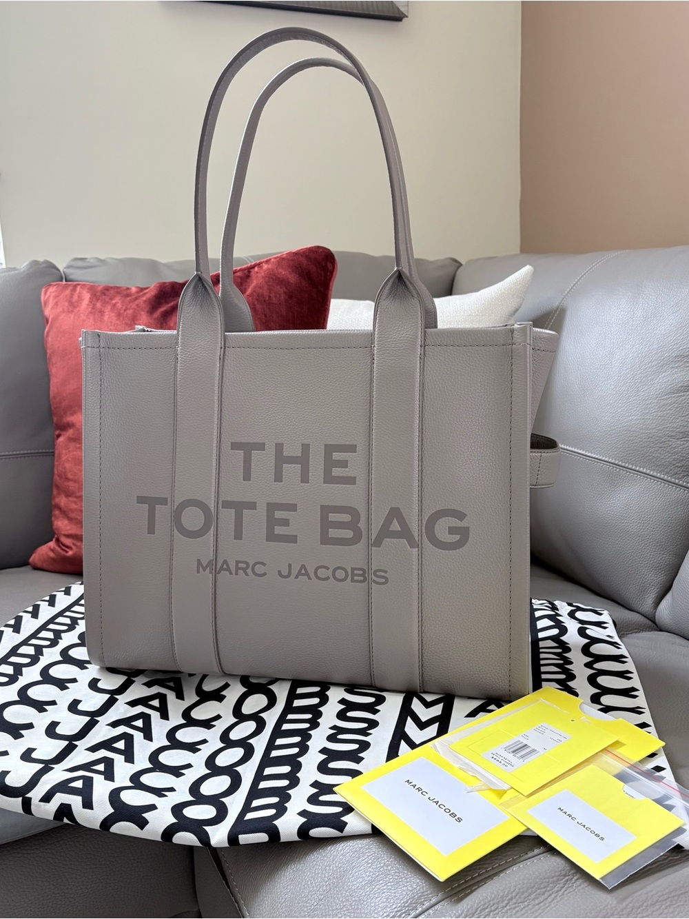 Marc Jacobs THE LEATHER LARGE TOTE BAG in Color Cement !!!